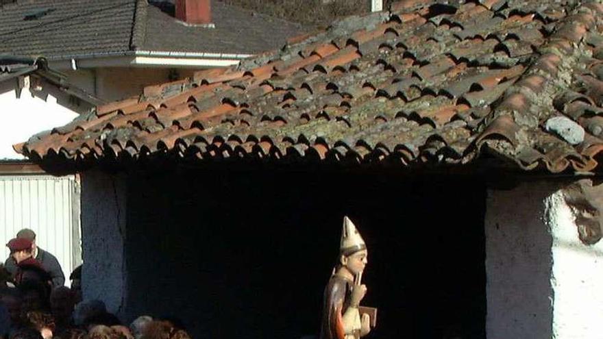 Vecinos de Santiso, durante la procesión de la fiesta.