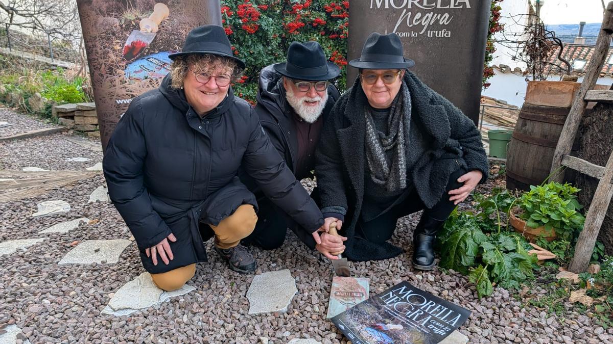 En Morella Negra, las mesas literarias se combinan con la degustación de pinchos de trufa