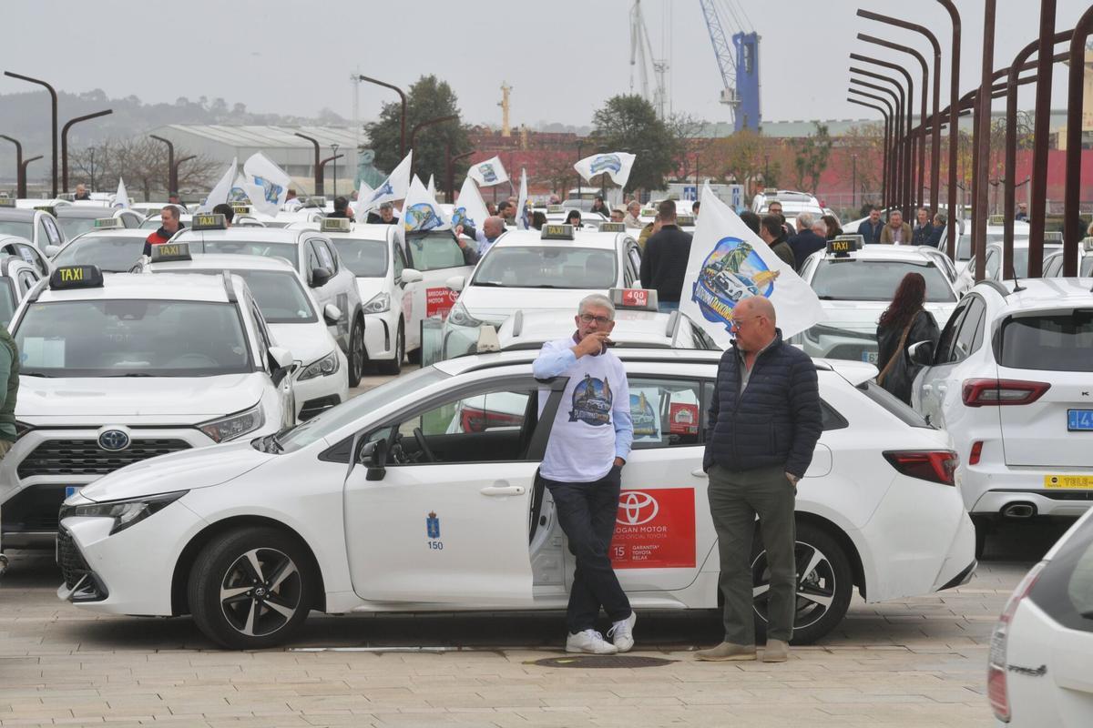 Protesta de los taxistas en A Coruña, este miércoles, para pedir que el Concello persiga los servicios ilegales de VTC.