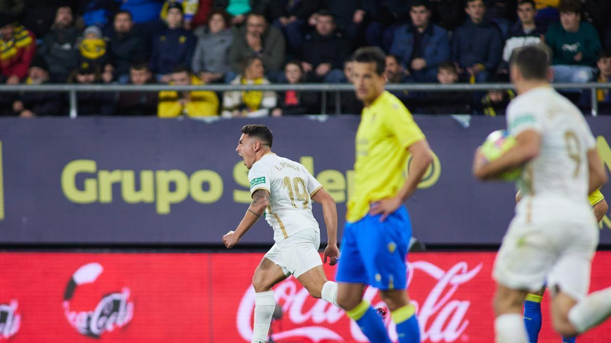 El gol de la polémica anotado en fuera de juego por el argentino Ezequiel Ponce.