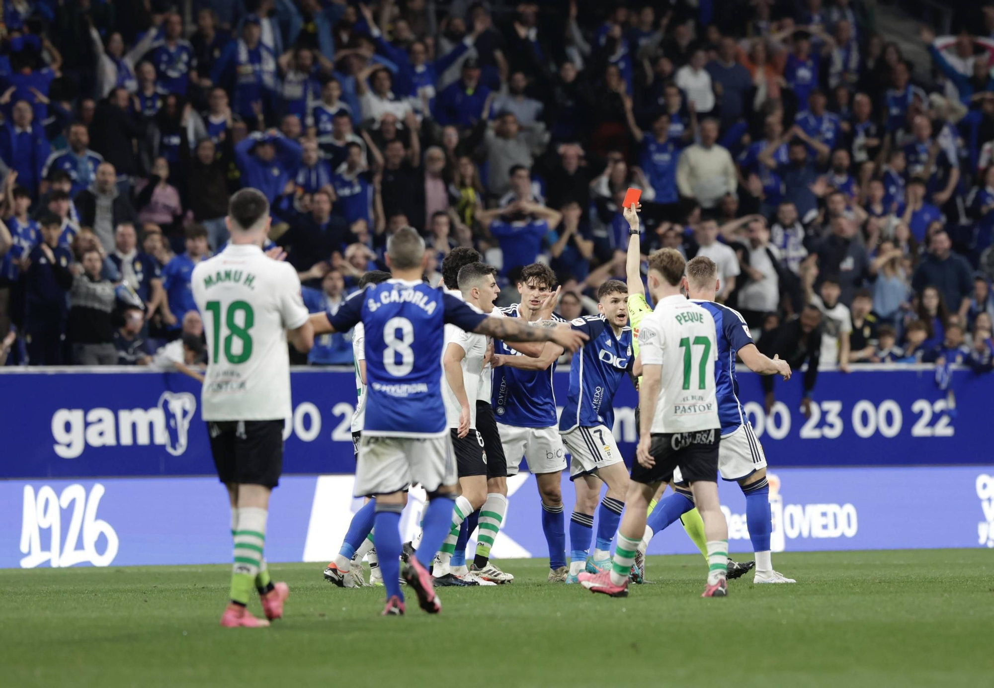 EN IMÁGENES: Partido y ambientazo del Real Oviedo-Racing de Santander disputado en el Tartiere