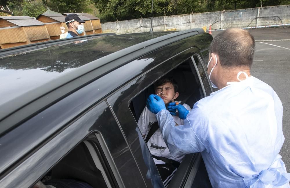 Los jóvenes de Laviana acuden a hacerse el test al punto autocovid