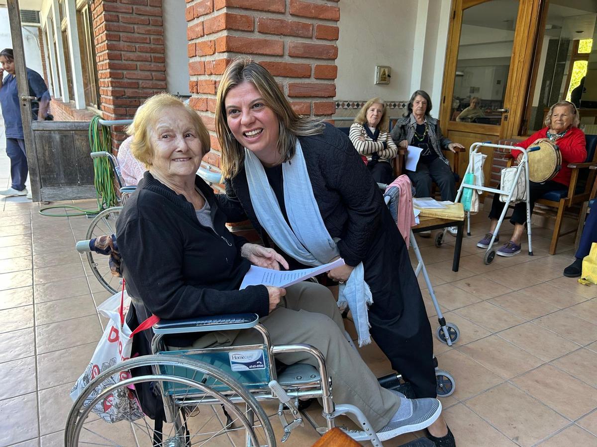 Gimena Llamedo con una emigrante asturiana que reside en el Club Tinetense de Buenos Aires.