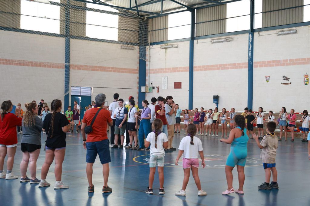 Los jóvenes evacuados por el incendio de Valdecaballeros se refugian en el polideportivo