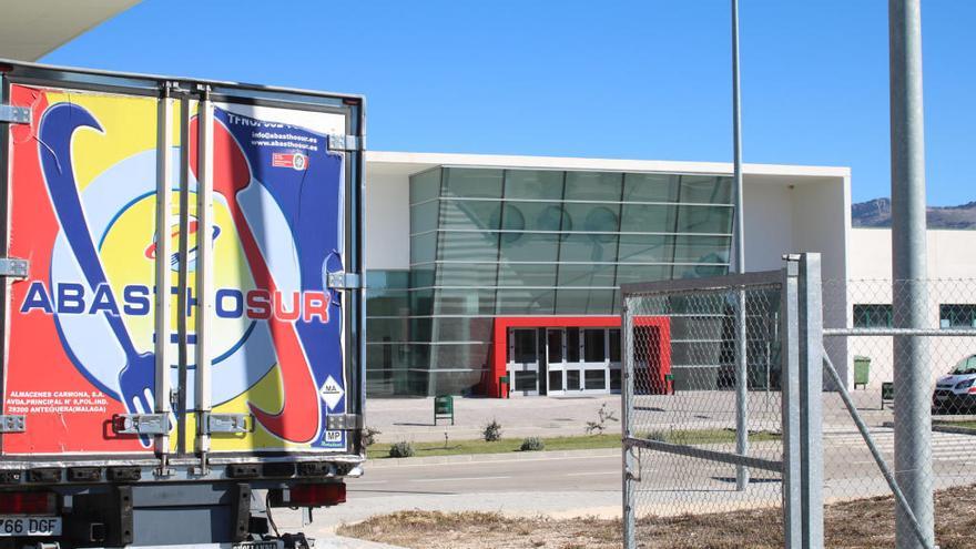 Camión cargado de agua embotellada llega al centro penitenciario de Archidona