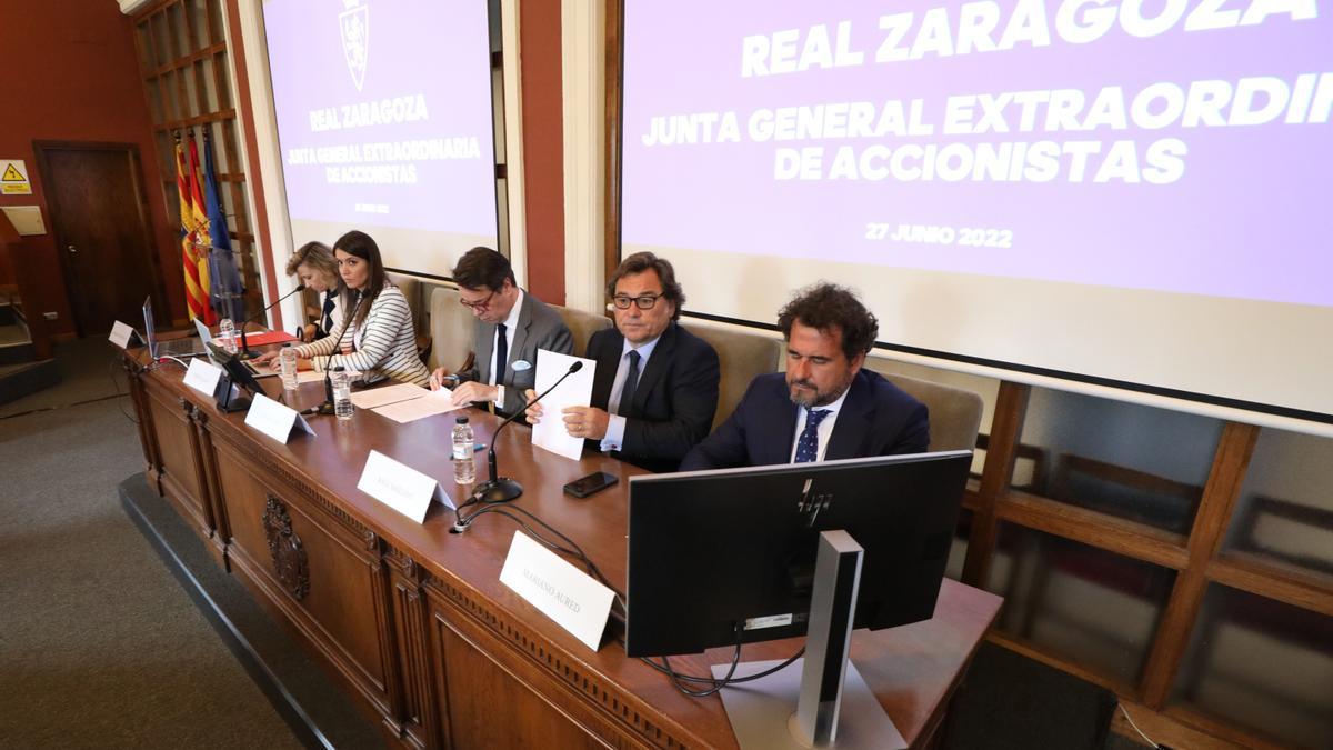 Los consejeros Cristina Llop y Gustavo Serpa, el director general Raúl Sanllehí y el director financiero Mariano Aured, en la última junta de accionistas del Real Zaragoza.