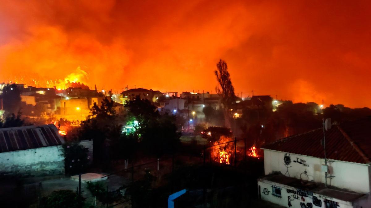 Los incendios en Grecia, incontrolables por el viento. En la foto, fuego en la isla griega de Eubea.