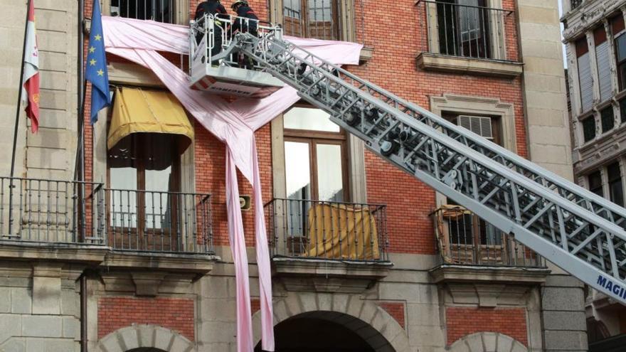 Los Bomberos participan en la instalación del lazo rosa con motivo del Día Mundial contra el Cáncer de Mama