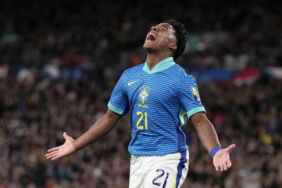 Endrick celebra su primer gol con la selección de Brasil.