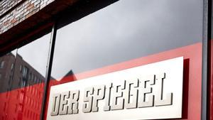 Un cartel con el nombre de la revista alemana   Der Spiegel   junto a la entrada de la sede de la revista en Hamburgo  Alemania  EFE  Carsten Koall