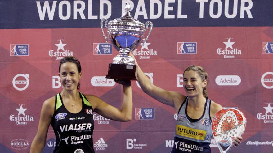 Marta Marrero (izquierda) y Alejandra Salazar levantan el trofeo.