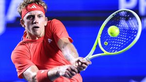 ACAPULCO (MÉXICO), 27/02/2025.- El tenista español Alejandro Davidovich Fokina devuelve una pelota al mexicano Rodrigo Pacheco durante su partido de cuartos de final del Abierto Mexicano de Tenis disputado el jueves en Acapulco (México). EFE/ David Guzmán