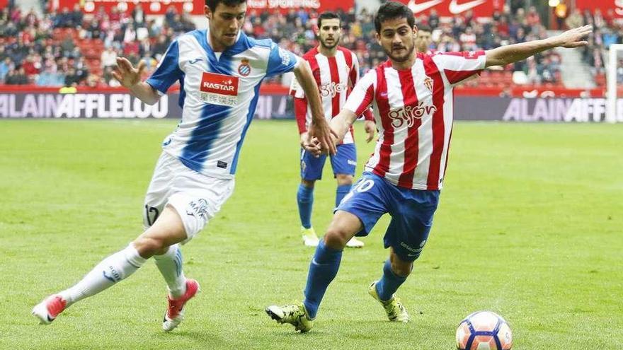 Nacho Cases, disputando un balón con Aarón ayer en el partido de El Molinón.