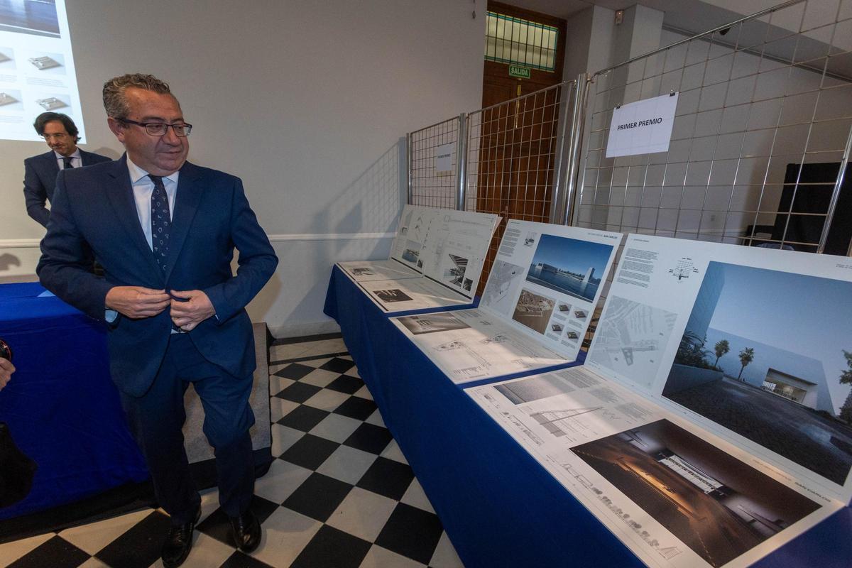El presidente de la Diputación, Toni Pérez, mira el diseño ganador del concurso del Palacio de Congresos este lunes.