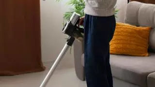 Por solo 49 euros: Amazon derrumba el precio de esta aspiradora vertical superligera (y más ofertas)