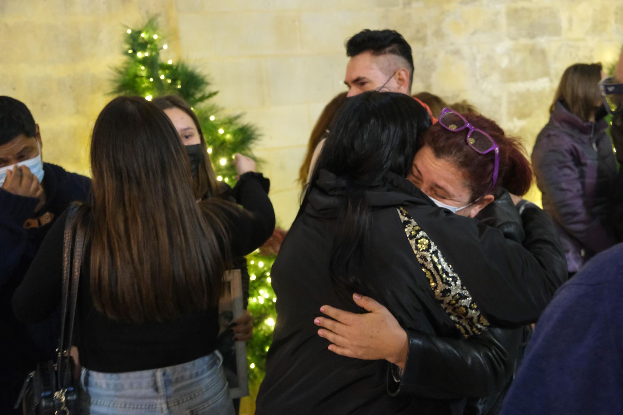 Concentración de repulsa por el asesinato de Yolanda en Elche. Familiares de la joven acudieron al emotivo acto en la Plaza de Baix