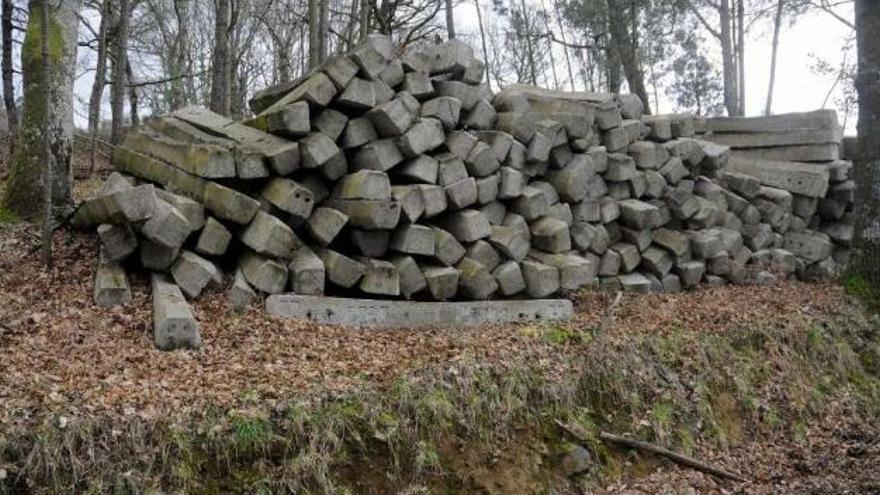 Postes de hormigón y restos metálicos en una finca de Pena do Lagarto, en Silleda.  // Bernabé/Javier Lalín