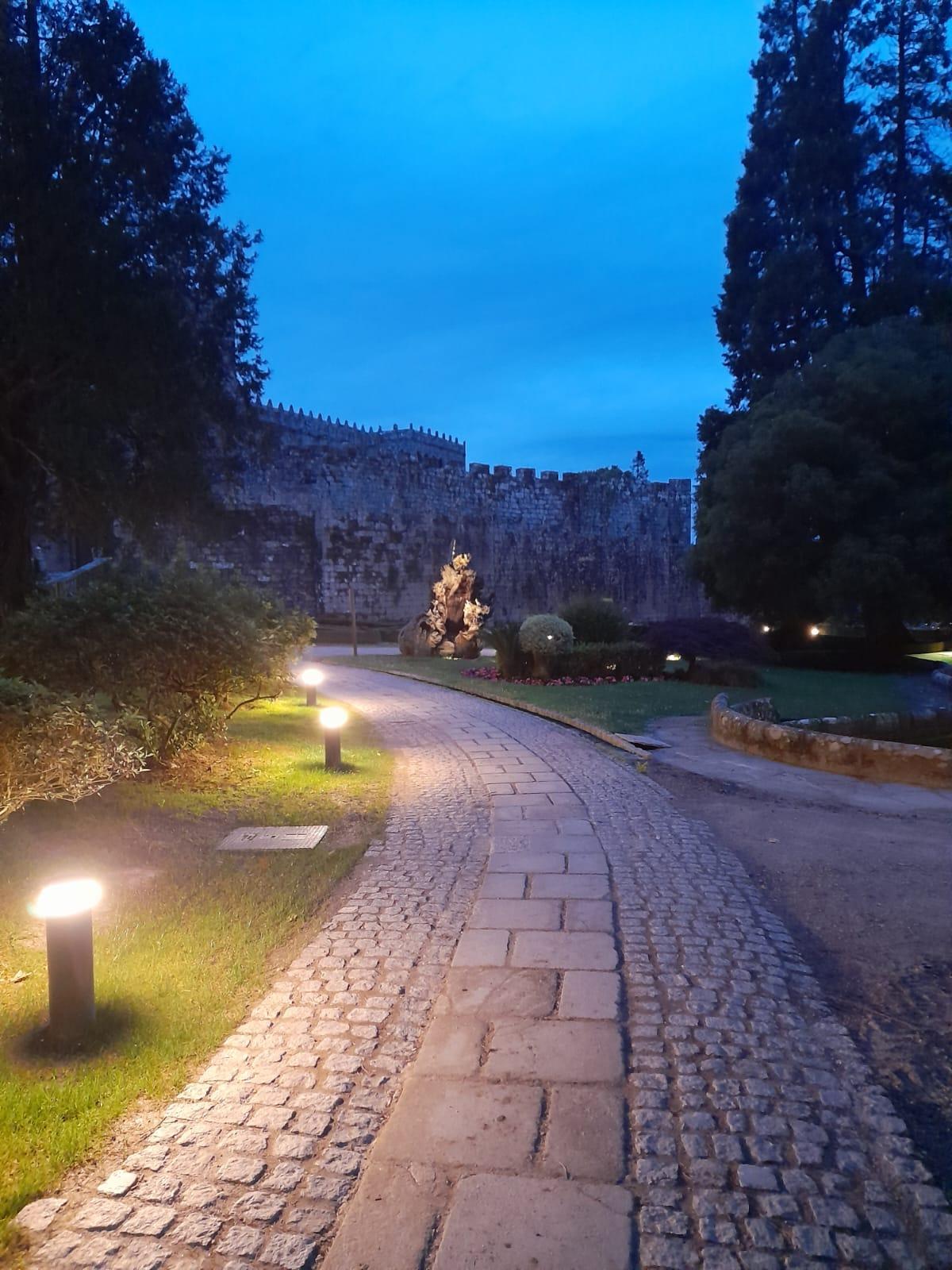 Los jardines del recinto amurallado con las nuevas luminarias.