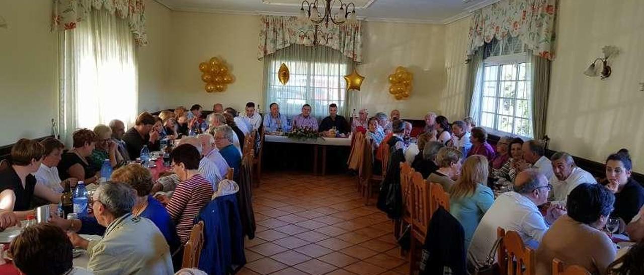 Vecinos de Camanzo durante el homenaje al que fue su sacerdote, Alejandro Bautista (al fondo).