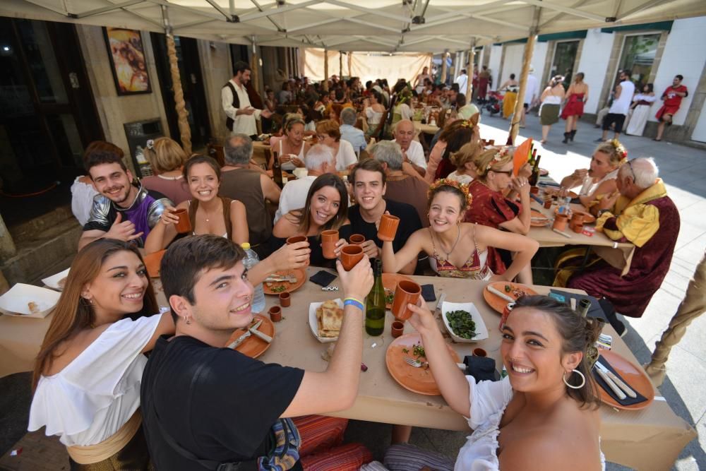 Miles de personas eligieron volver al medievo en Pontevedra en vez de refrescarse en la playa pese al calor extremo.