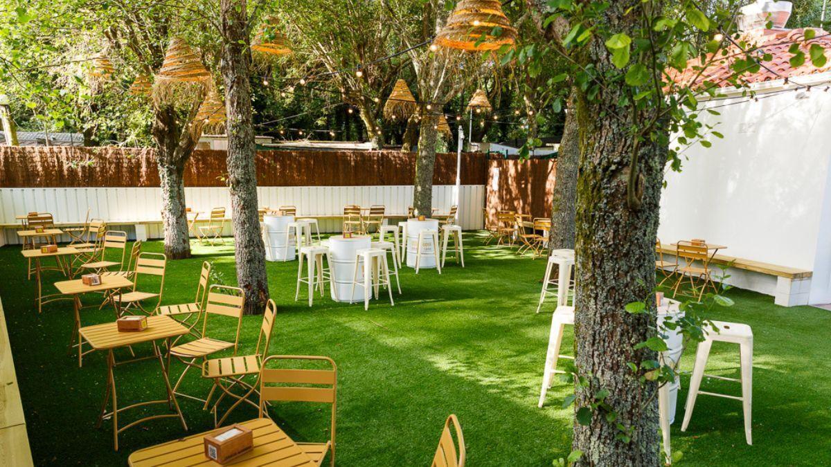 La terraza del Lagarto Beach Bar, el chiringuito con jardín de Boiro.