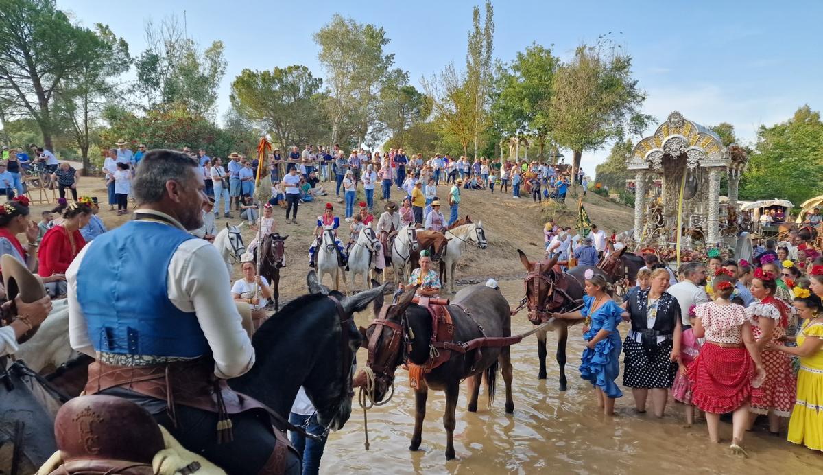 Hermandad de Córdoba en el camino del Rocío, pasando por el río Quema.