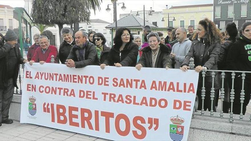 Alcaldesa y vecinos de Santa Amalia se manifiestan contra el traslado de Iberitos