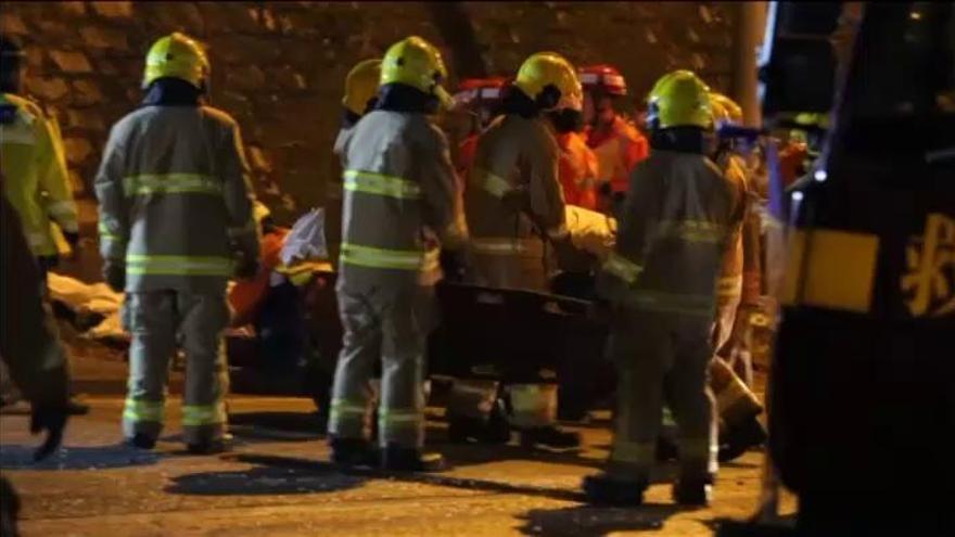 19 muertos y más de 60 heridos en un siniestro de autobús en Hong Kong