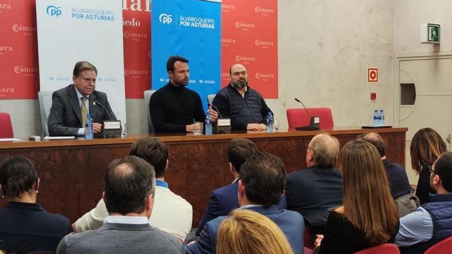 Álvaro Queipo, ayer, entre Alfredo Canteli y Agustín Iglesias Caunedo, durante su acto en la Cámara de Comercio de Oviedo.