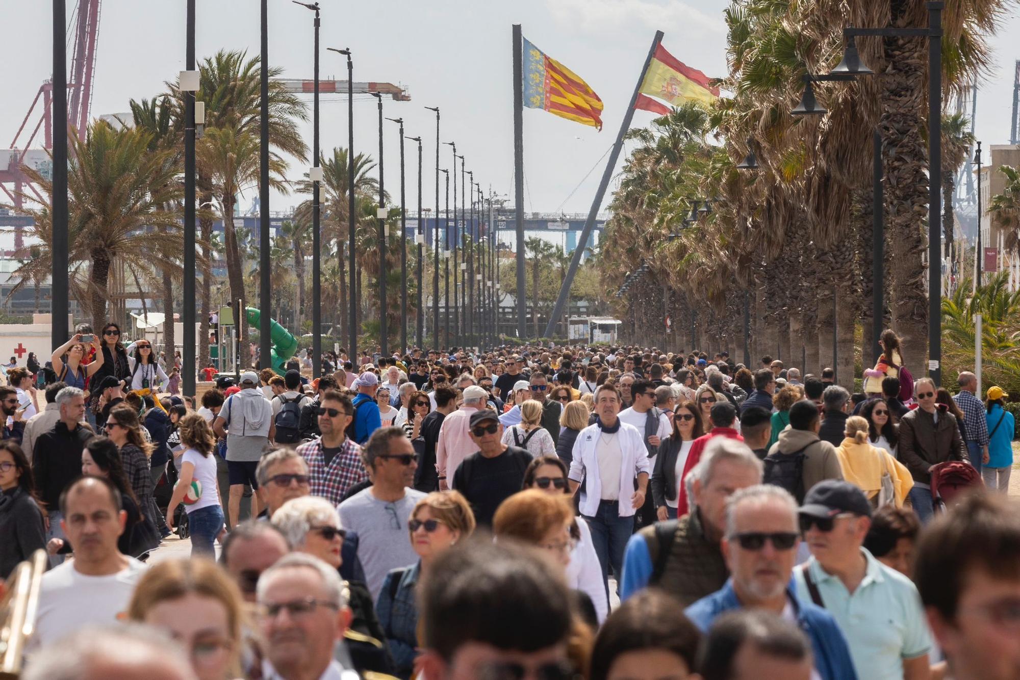 El Viernes Santo del Marítim amanece con el encuentro de los Cristos