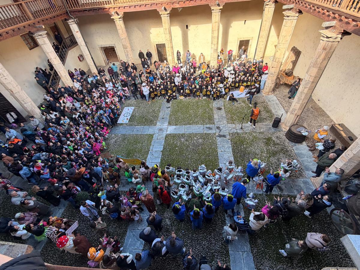 La concentración de los coles en el patio del Ayuntamiento para la lectura del pregón.