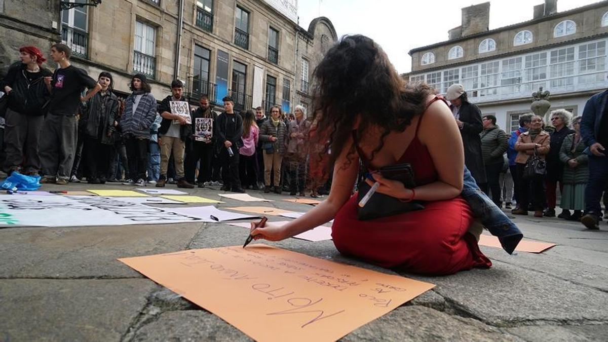 Decenas de personas exigen en Santiago que detengan los electroshocks a Iván: "Hai terapias alternativas".