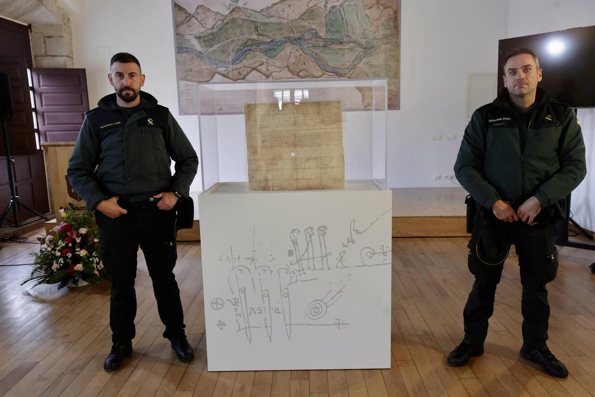 Exhibición del documento fundacional del cenobio de San Salvador de Cornellana