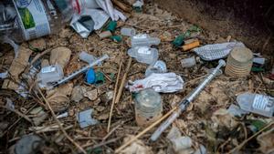 Jeringuillas y material de consumo de droga en un solar de La Mina, en Sant Adrià de Besòs.