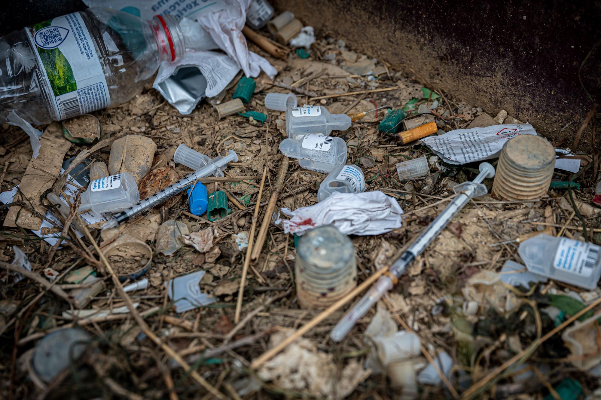 Jeringuillas y material de consumo de droga en un solar de La Mina, en Sant Adrià de Besòs.