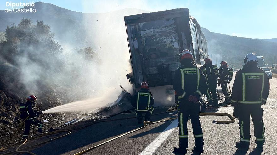 Un camión articulado de sofás se incendia en la AP-7 en Castellón