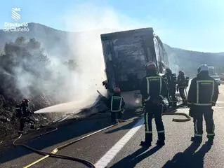 Un camión articulado de sofás se incendia en la AP-7 en Castellón