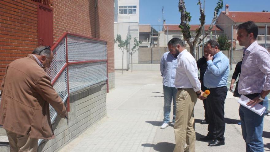 Rafael Gómez (c), durante su visita al colegio Nuestra Señora de la Antigua de Monteagudo.