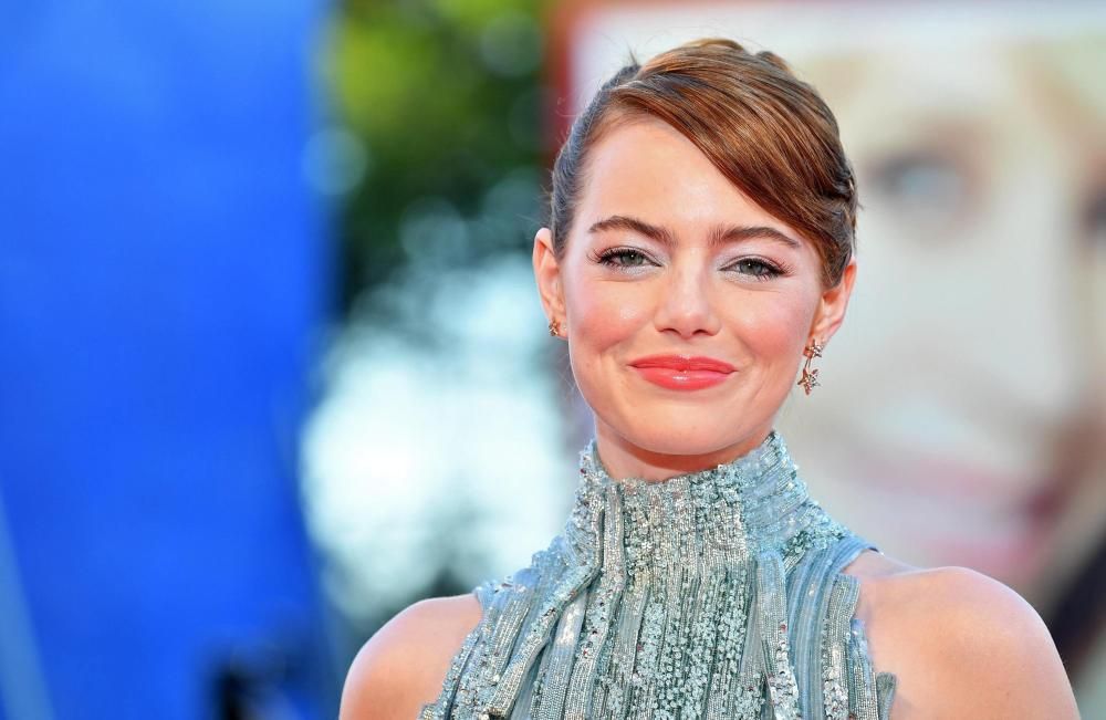 Emma Stone fue hoy la reina de la primera alfombra roja de Venecia, por la que pasó luciendo una dulce sonrisa y un espectacular vestido plateado.