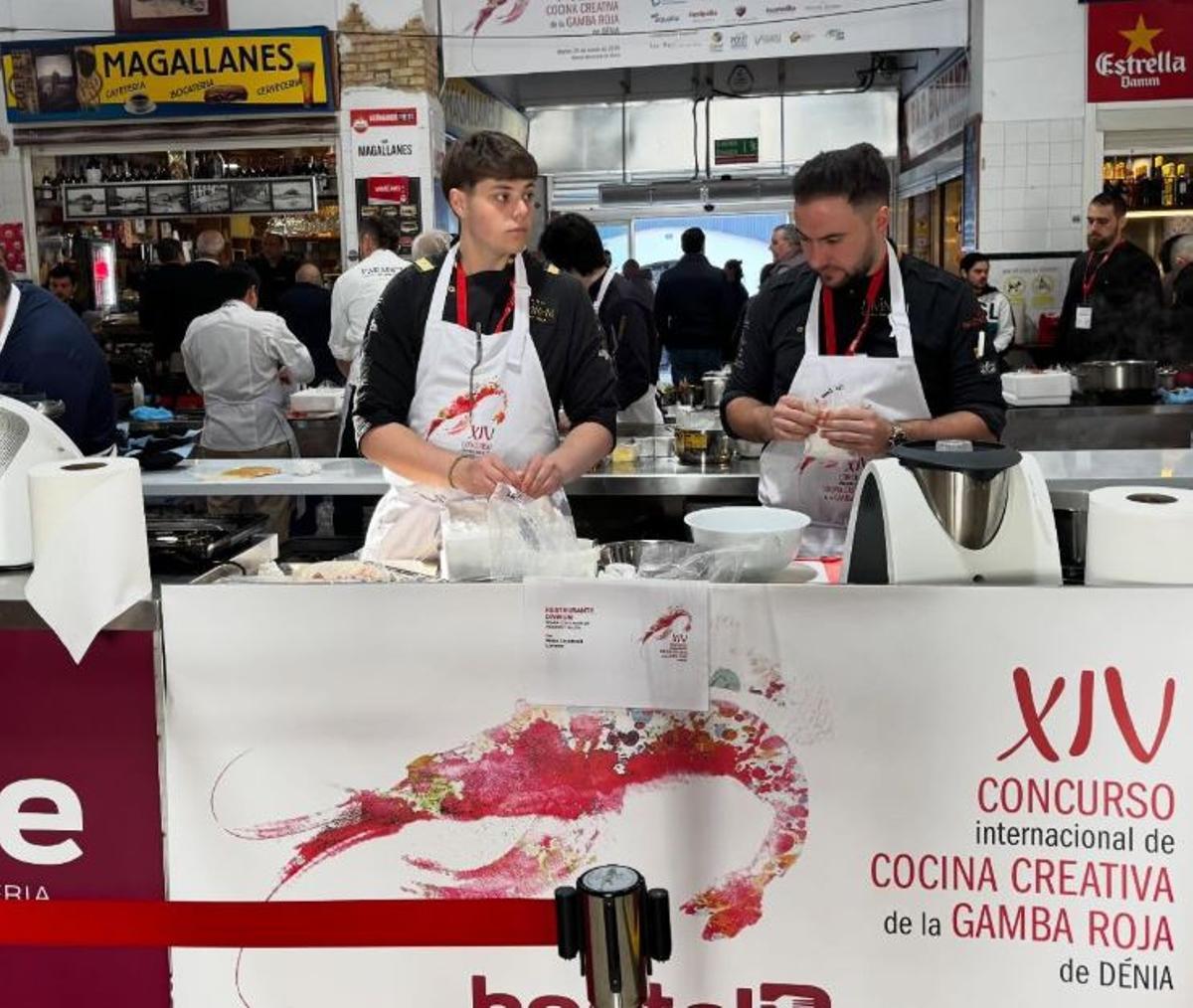Arnau Casadevall ( a la dreta) i Iu Morillo, cuinant al mercat de Dénia durant la final del concurs.