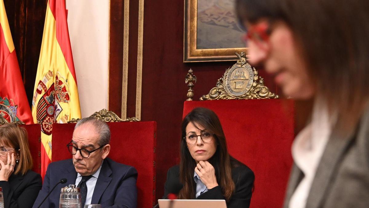 El responsable municipal de Hacienda, Francisco Soler, con la socialista Patricia Macià en primer término.
