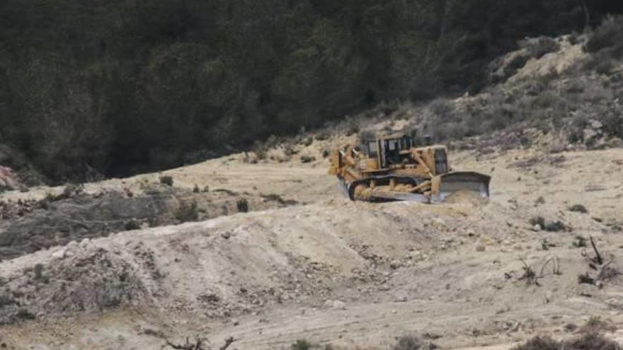 Imagen de los trabajos de roturación en las lomas de lo Zafra