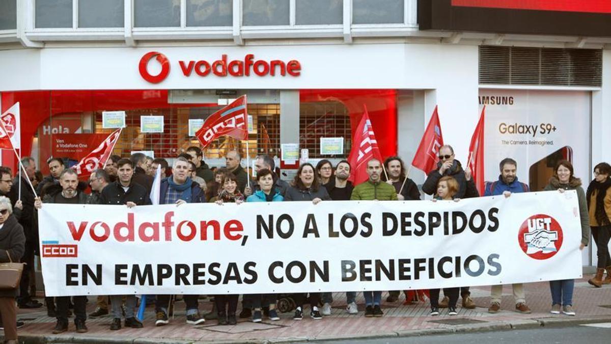 Vodafone logra el ok’ de la plantilla y saca adelante el ERE con 898 despidos