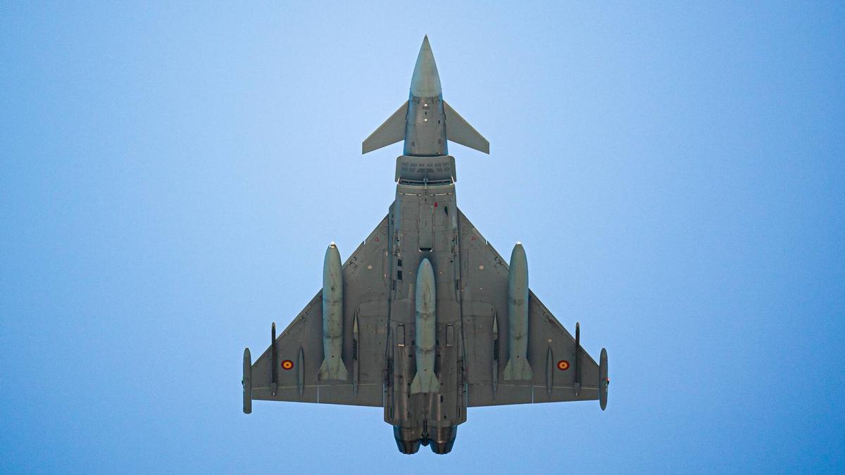 Un caza en el ensayo del desfile aéreo del Día de las Fuerzas Armadas este miércoles en Vigo.