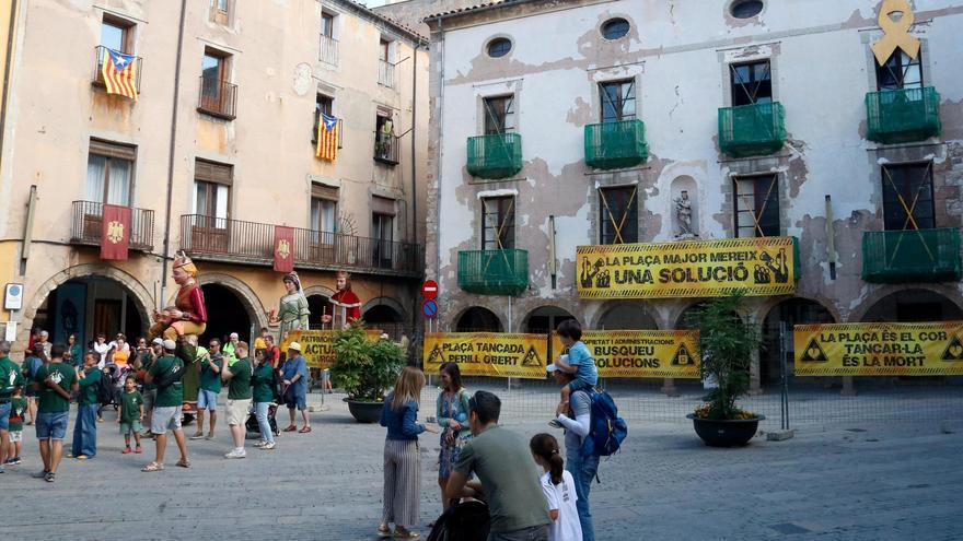 Sant Joan de les Abadesses viu una festa "atípica" perquè l'estat ruïnós d'un edifici fa prohibir actes a la plaça Major
