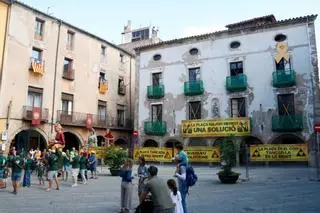 Sant Joan de les Abadesses viu una festa "atípica" perquè l'estat ruïnós d'un edifici fa prohibir actes a la plaça Major