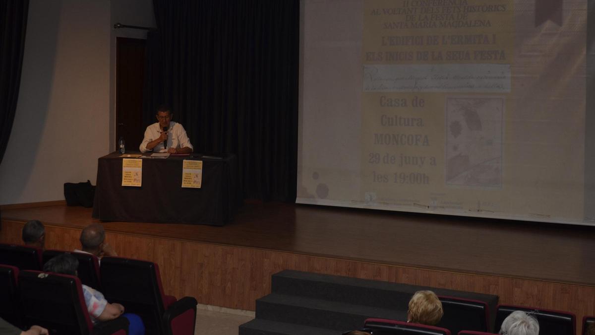 El historiador Miguel Ángel Sanz en plena conferencia.