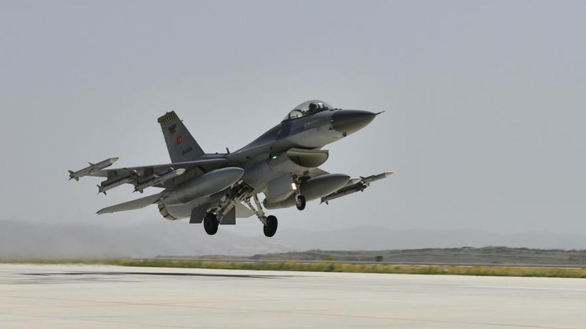 Un avión de combate F-16 turco durante la maniobra de despegue.