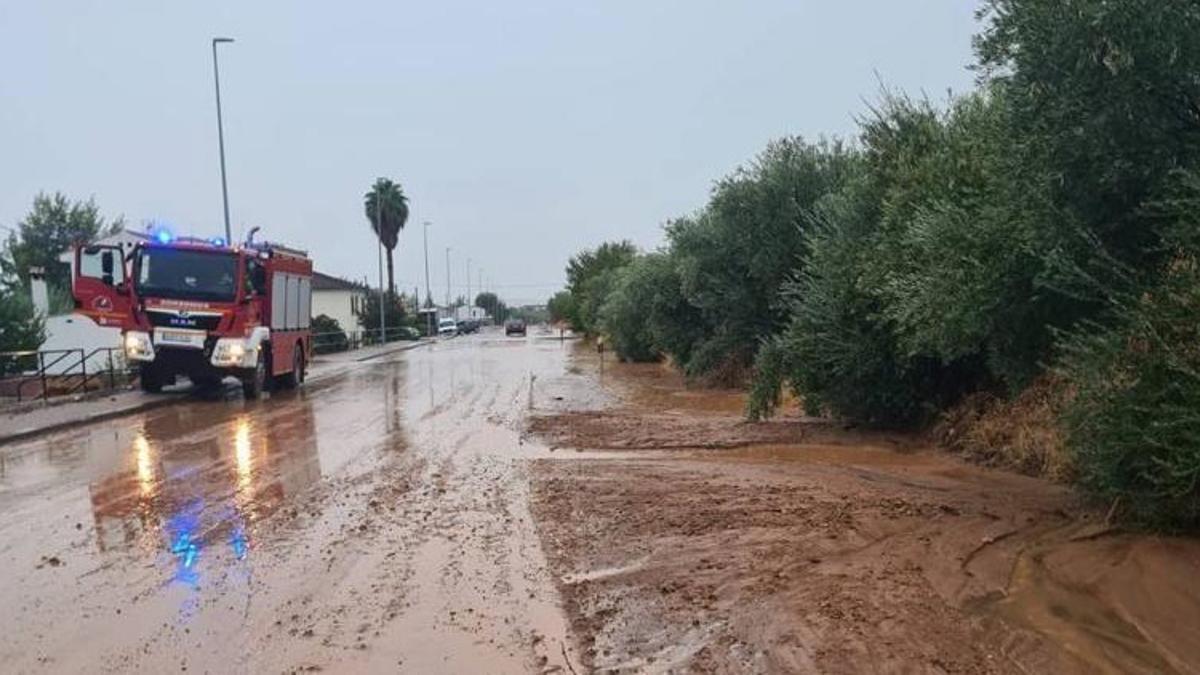 Un camión de bomberos, en la carretera entre Cabra y Monturque.