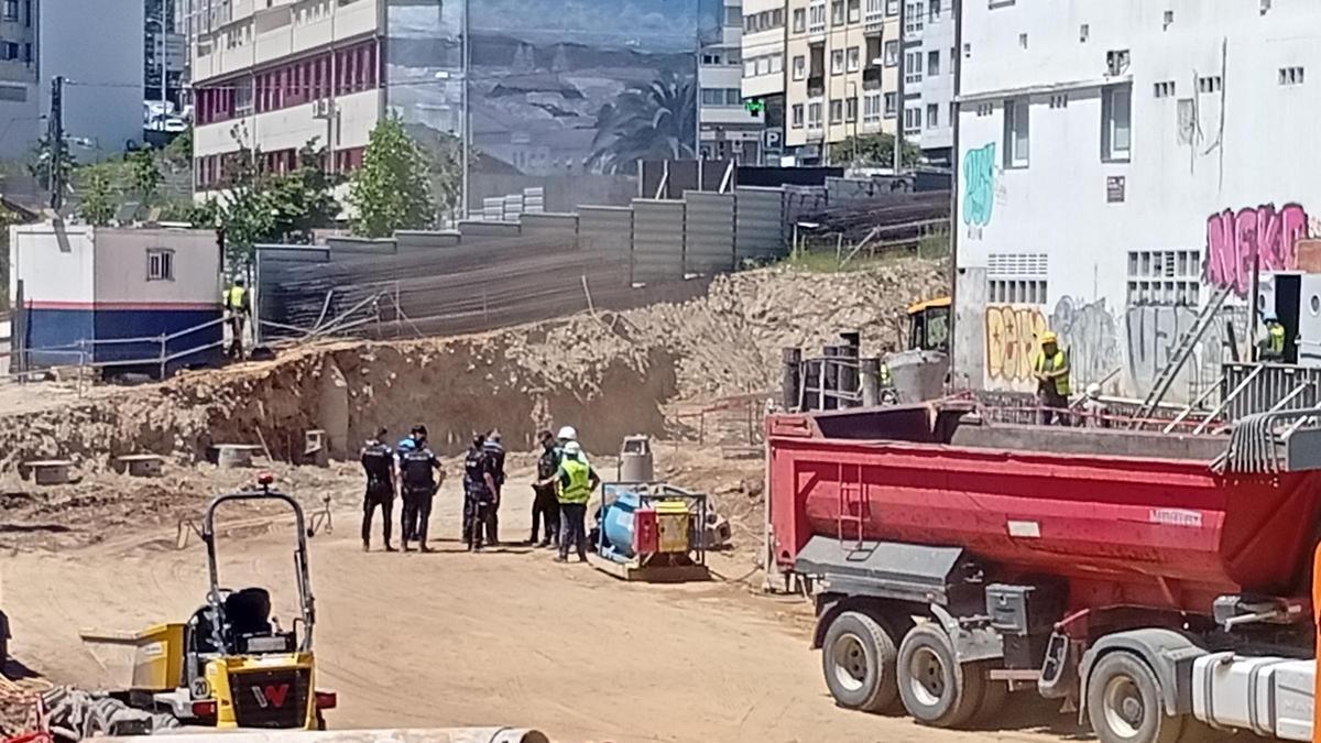 Efectivos de la  la Policía Nacional y Local, este viernes, en el lugar del suceso.